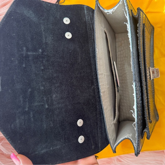 Used Valentino bag. Come with dust bag, in great condition. Real leather - Picture 3 of 6